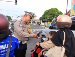 Tingkatkan Keselamatan Berlalu Lintas, Dirlantas Polda Malut Bagi Puluhan Brosur Keselamatan ke Pengendara