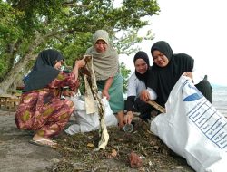 DLH Kota Ternate Mendukung Aksi Bersih Pantai Kastela yang Dilakukan Ankam
