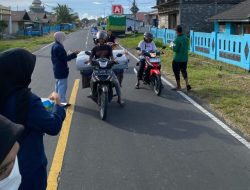 Peduli Warga dari Debu Vulkanik Gunung Api Dukono, Mahasiswa KKSD UMMU bagi Masker ke Masyarakat