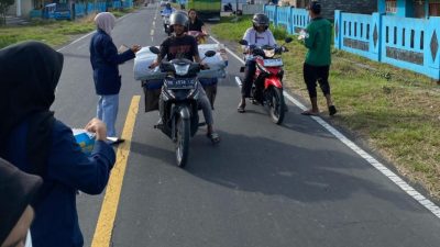 Peduli Warga dari Debu Vulkanik Gunung Api Dukono, Mahasiswa KKSD UMMU bagi Masker ke Masyarakat