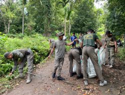 Temukan Banyak Sampah Plastik, Brimob Polda Malut Jadwalkan Rutin Bakti Sosial di Taman Love Ternate
