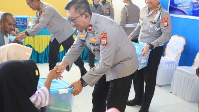 Kapolda dan Wakapolda Maluku Utara Beri Ratusan Paket Sembako ke Masyarakat di Hari Jadi Lalu Lintas ke 70