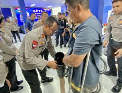 Polda Malut Beri Dua Kaki Palsu ke Penyintas Korban Laka Lantas di Hari Jadi Lalu Lintas Tahun 2025