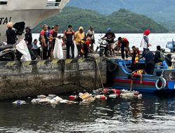 Peringati HUT ke-80, Personel Brimob Polda Maluku Utara Bakti Pembersihan Lingkungan