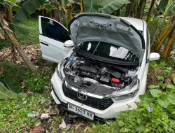 Diduga Mati Mesin, Satu Mobil Honda Jatuh di Kali Mati