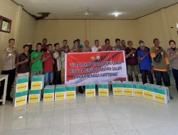 Polda Malut Bagi 100 Paket Sembako Secara Gratik ke Buruh di Ternate
