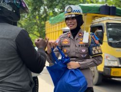 Patuhi Aturan Lalu Lintas, Polres Halteng Beri Reward ke Pengendara