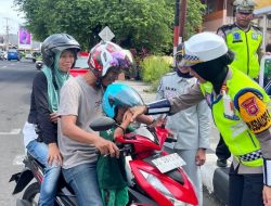 Peduli, Satlantas Polres Ternate bersama Jasa Raharja Bagikan Helm Gratis
