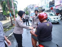 Kapolres Ternate Pimpin Pembagian 300 Paket Takjil ke Pengendara Roda Dua