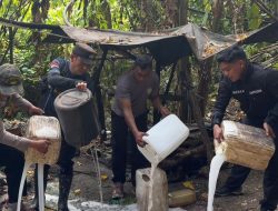 1.625 Liter Bahan Baku Miras Tradisional Berhasil Dimusnahkan Polsek Pulau Bacan