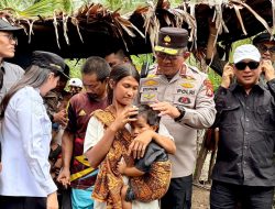Wakapolda Maluku Utara Dampingi Penyaluran Bansos kepada Suku Togutil