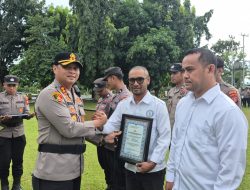Kapolres Halmahera Utara Berikan Penghargaan kepada Tim Pencarian Korban Erupsi Gunung Dukono
