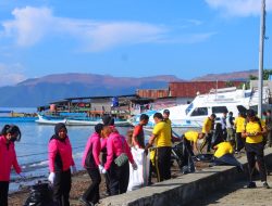 Polres Haltim Melaksanakan Aksi Pembersihan Pesisir Pantai dalam Rangka HUT ke-80 Bhayangkara