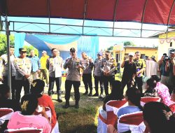 Kapolda Maluku Utara Serahkan Bantuan kepada Petani di Halmahera Tengah