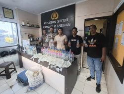 Kapolsek Ipda Nizham Pimpin Razia Minuman Keras di Atas Kapal, Puluhan Botol Diamankan