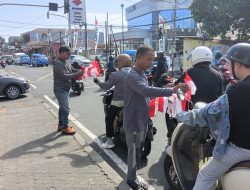 Ajak Masyarakat Ingat Jasa Pahlawan, Warga Bastiong Karance Bagi Bendera Merah Putih ke Pengendara