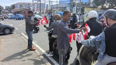 Ajak Masyarakat Ingat Jasa Pahlawan, Warga Bastiong Karance Bagi Bendera Merah Putih ke Pengendara