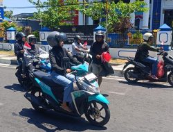 Pemuda Kelurahan Maliaro Bagi Bendera Merah Putih di traffic light, Sasaran Para Pengendara