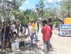 BWS Maluku Utara Salurkan 1.650 Liter Air Bersih kepada Masyarakat Desa Nggaki, Pulau Taliabu
