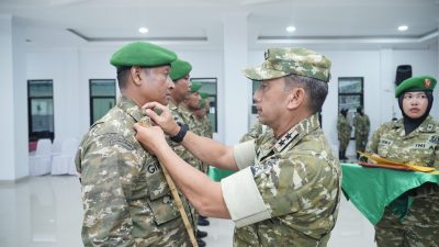 Pangdam XXVIII/MKR Berikan Penghargaan dan KPLB kepada Tujuh Prajurit