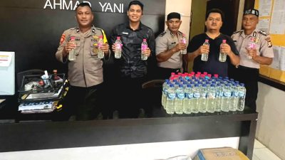 Personel KP3 Ahamad Yani Ternate Gagalkan Penyelundupan 60 Botol Cap Tikus dari Manado