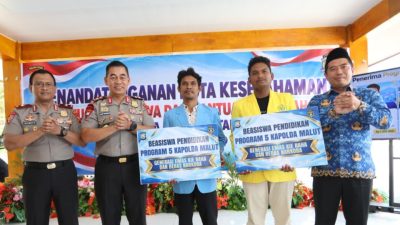 Polda Maluku Utara Berikan Beasiswa kepada 106 Mahasiswa Berprestasi dan Kurang Mampu