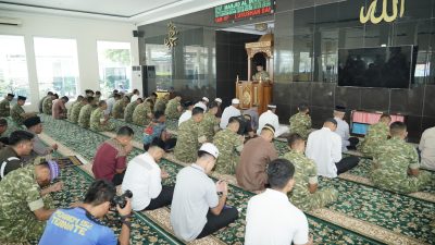 Jadi Khatib Jumat, Pangdam Moloku Kie Raha Ajak Jemaah Makmurkan Masjid